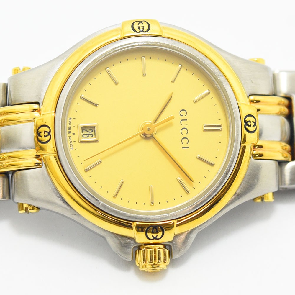 VINTAGE WATCHES FASHIONのGUCCIレディース腕時計。シルバーとゴールドのコンビカラーにロゴ入りベゼルが輝くエレガントなステンレス製アナログ時計。