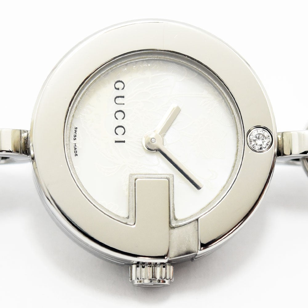 VINTAGE WATCHES FASHIONのグッチ製レディース腕時計。シルバーのステンレススチール製で、文字盤にダイヤモンドが輝くエレガントなデザイン。