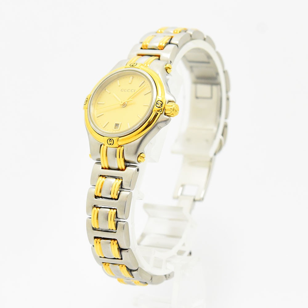 VINTAGE WATCHES FASHIONのGUCCIレディース腕時計。シルバーとゴールドのコンビカラーが上品なステンレス製アナログ時計。