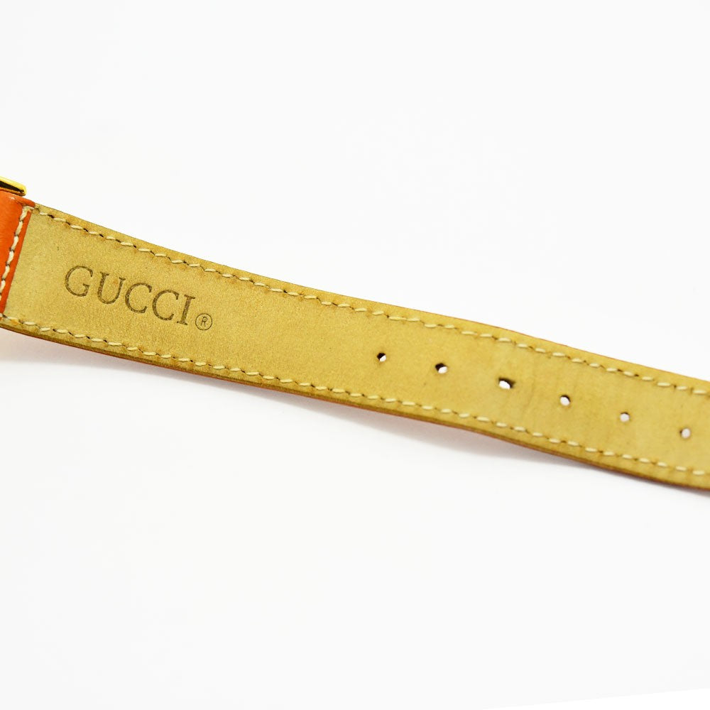 VINTAGE WATCHES FASHIONのGucciヴィンテージ腕時計に使用されているオレンジ色のレザーベルト裏面、GUCCIロゴの刻印