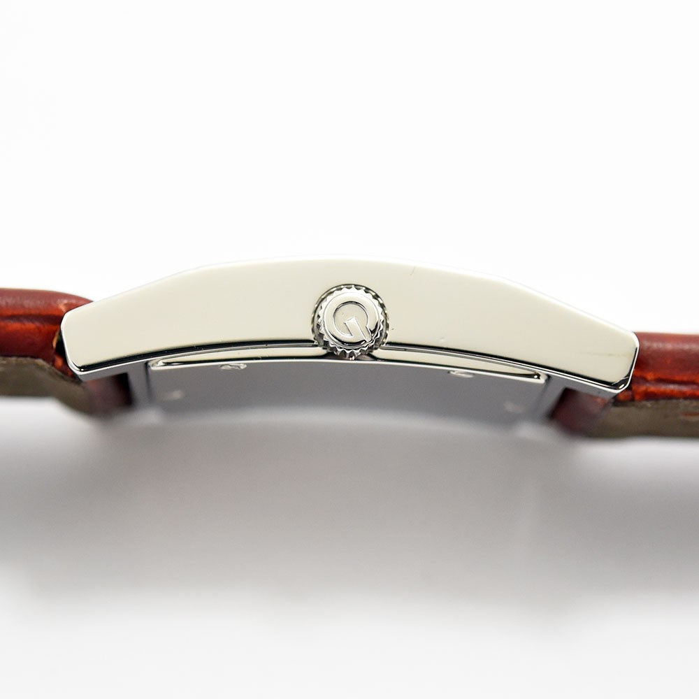 VINTAGE WATCHES FASHIONのGUCCIスクエア腕時計。シルバーのステンレスケースとブラウンの型押しレザーベルトの側面。