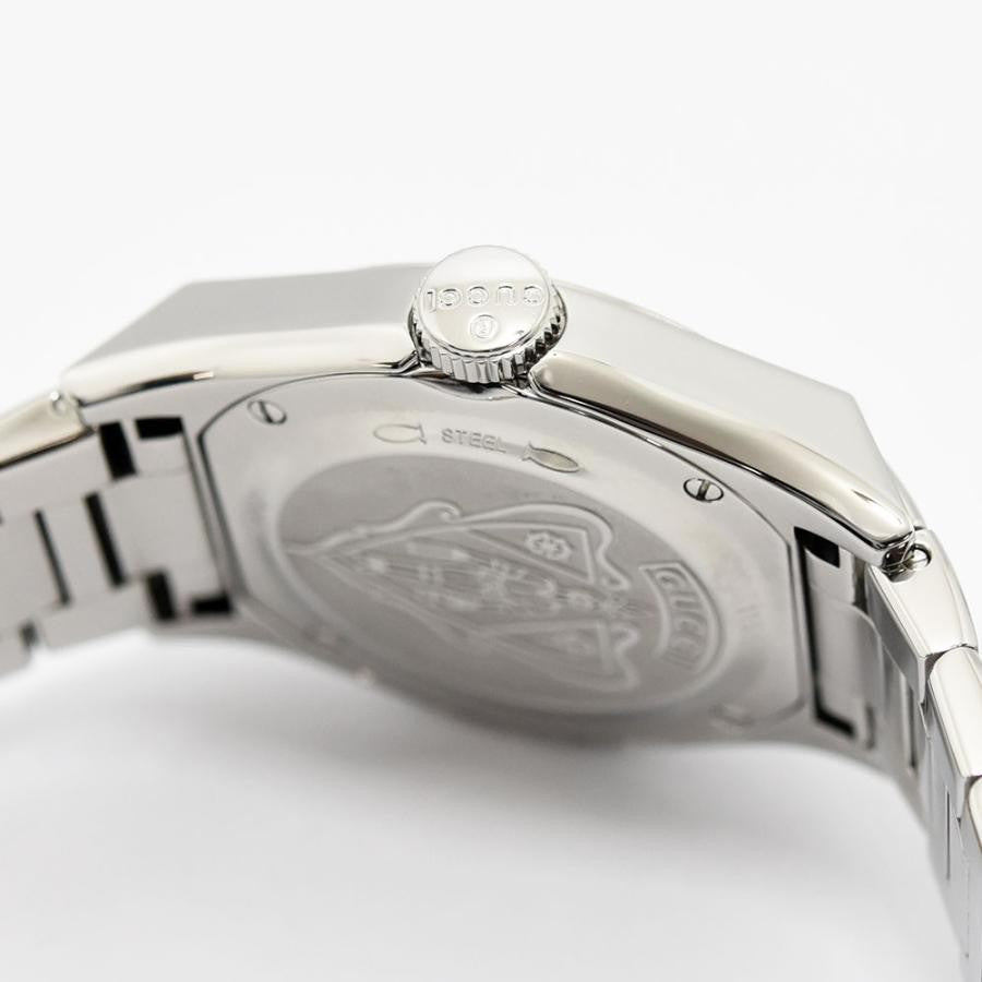 VINTAGE WATCHES FASHION グッチ パンテオン ステンレススチールウォッチ。シルバーメタルブレスレットとケース。日付表示機能付き。