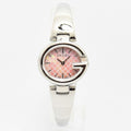 VINTAGE WATCHES FASHIONのGUCCIレディースウォッチ。ピンクのマザーオブパール文字盤にGGロゴ、Gモチーフベゼルが特徴のステンレス製腕時計。