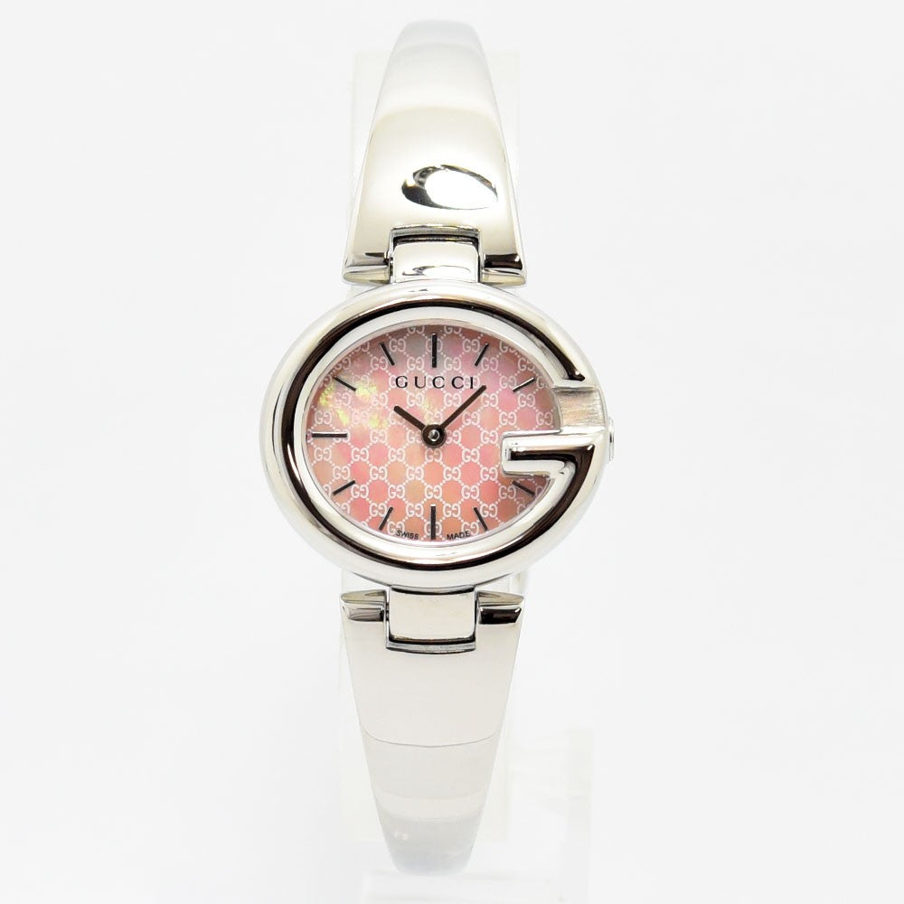 VINTAGE WATCHES FASHIONのGUCCIレディースウォッチ。ピンクのマザーオブパール文字盤にGGロゴ、Gモチーフベゼルが特徴のステンレス製腕時計。