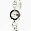 VINTAGE WATCHES FASHIONのシルバーカラーのステンレススチール製グッチレディース腕時計。Gモチーフのケースとダイヤモンド装飾が特徴的。