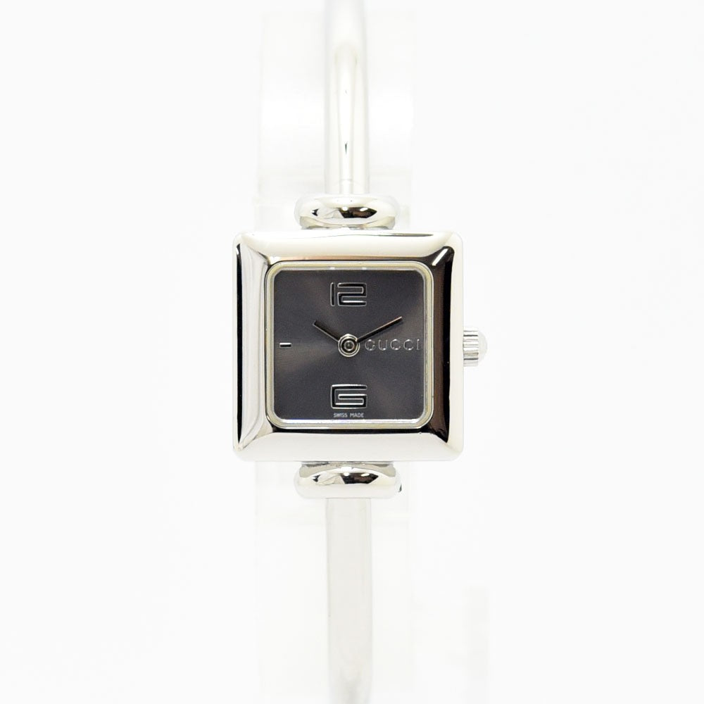 VINTAGE WATCHES FASHIONのGUCCI 1900Lスクエアバングルウォッチ。シルバーのステンレススチール製で、知的で洗練されたデザインのレディース腕時計。