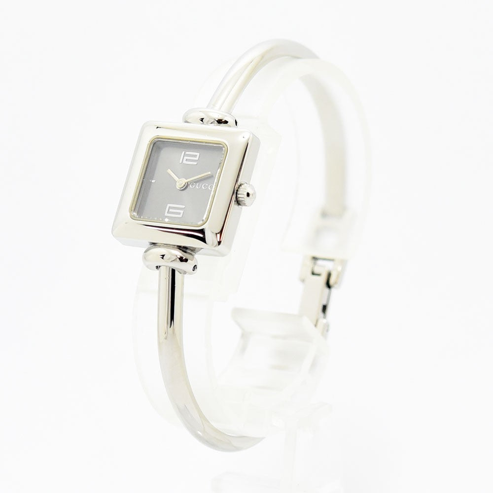 VINTAGE WATCHES FASHIONのGUCCI 1900Lレディーススクエアバングルウォッチ。シルバーのステンレス製で洗練されたデザイン。