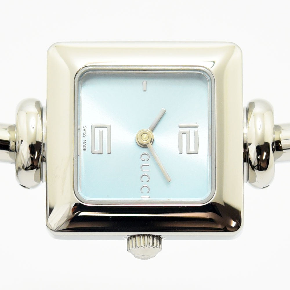 VINTAGE WATCHES FASHIONのGUCCI 1900Lスクエアバングルウォッチ。ライトブルーの文字盤とシルバーのステンレススチール製ケースが特徴のレディース腕時計。