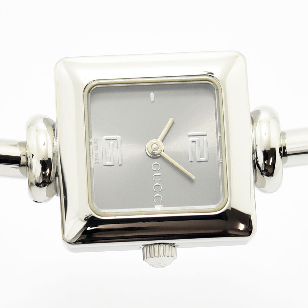 VINTAGE WATCHES FASHIONのグッチ1900Lレディース腕時計。シルバーのスクエアケースとバングルブレスレットが特徴のステンレス製ウォッチ。
