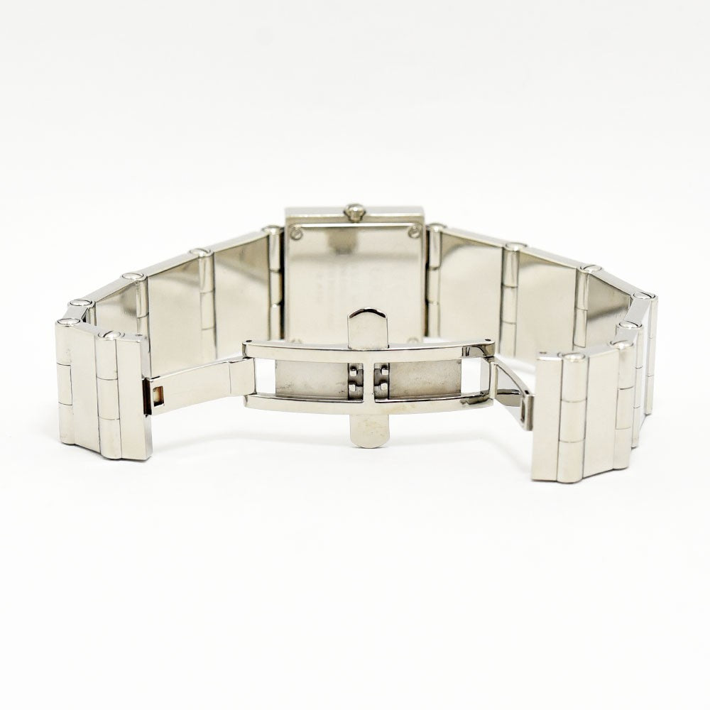 VINTAGE WATCHES FASHIONのGUCCIスクエアフェイスウォッチ、シルバーのステンレススチール製ブレスレットの背面と留め具