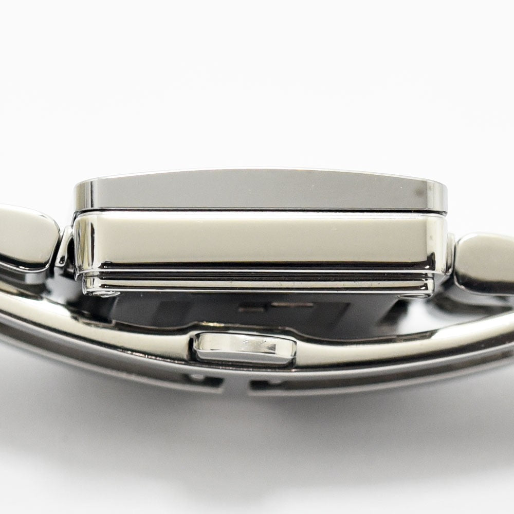 VINTAGE WATCHES FASHIONのGUCCI 3600Lレディース腕時計。ステンレススチール製のスクエアケース側面とブレスレットの接合部。