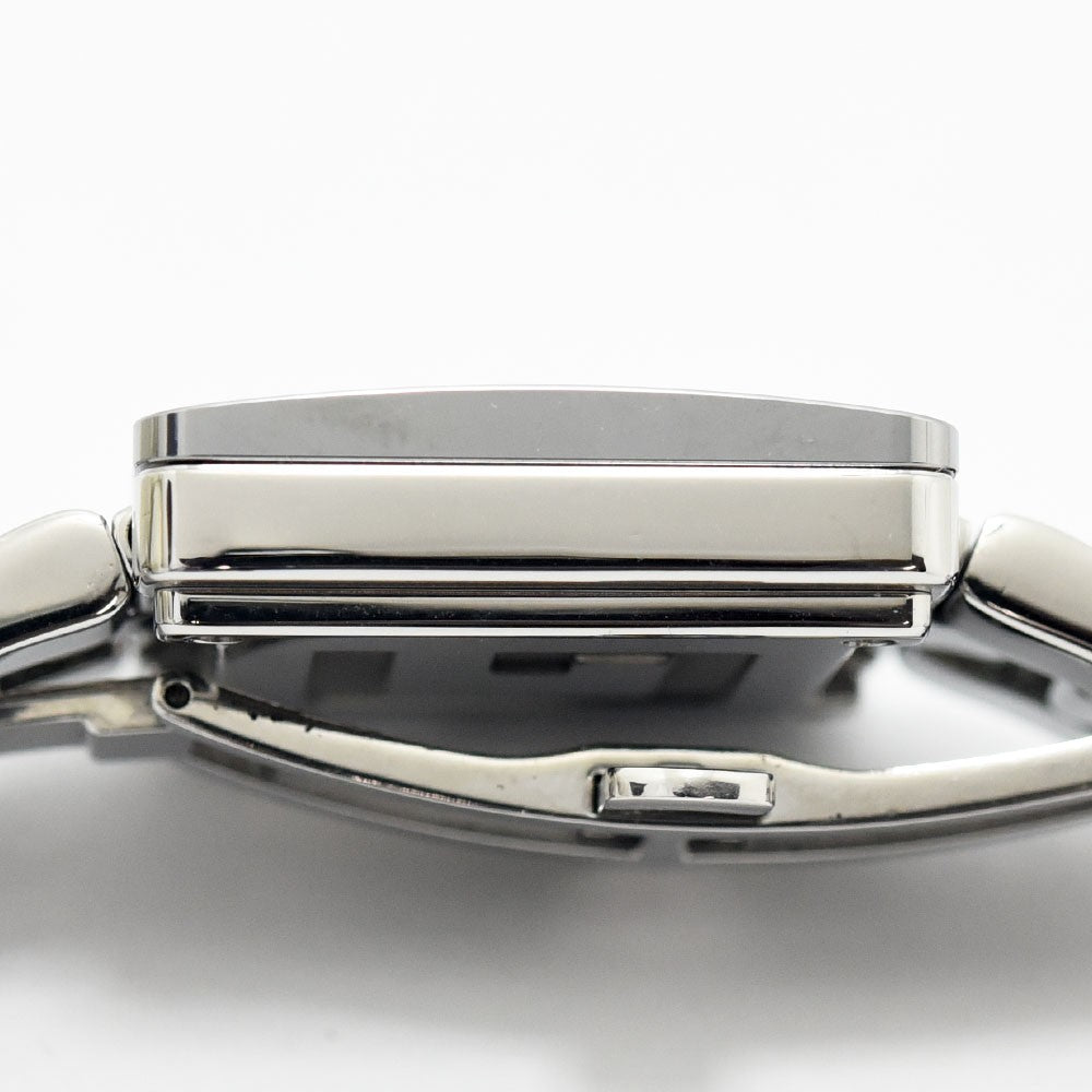 VINTAGE WATCHES FASHIONのGUCCI 3600M腕時計、ステンレススチール製スクエアケースの側面とバックル部分のクローズアップ