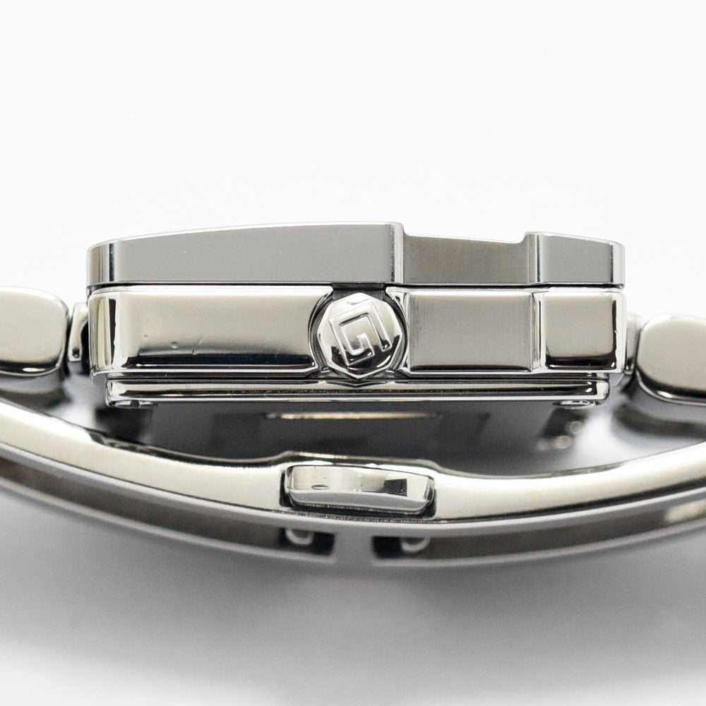 VINTAGE WATCHES FASHIONのGUCCIスクエアウォッチ3600L、Gロゴ入りリューズとステンレススチールケースの側面クローズアップ