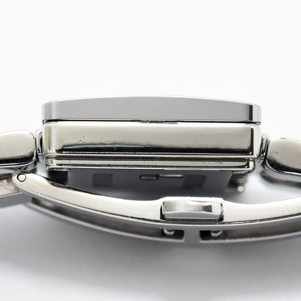 VINTAGE WATCHES FASHIONのGUCCI 3600Lスクエアウォッチ。光沢のあるステンレススチール製ケースとブレスレットの側面クローズアップ。