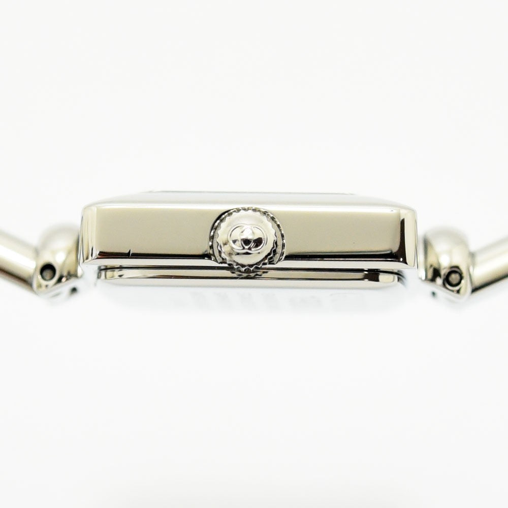 VINTAGE WATCHES FASHIONのGUCCI 1900Lレディース腕時計。シルバーのステンレス製スクエアケースとリューズの側面。