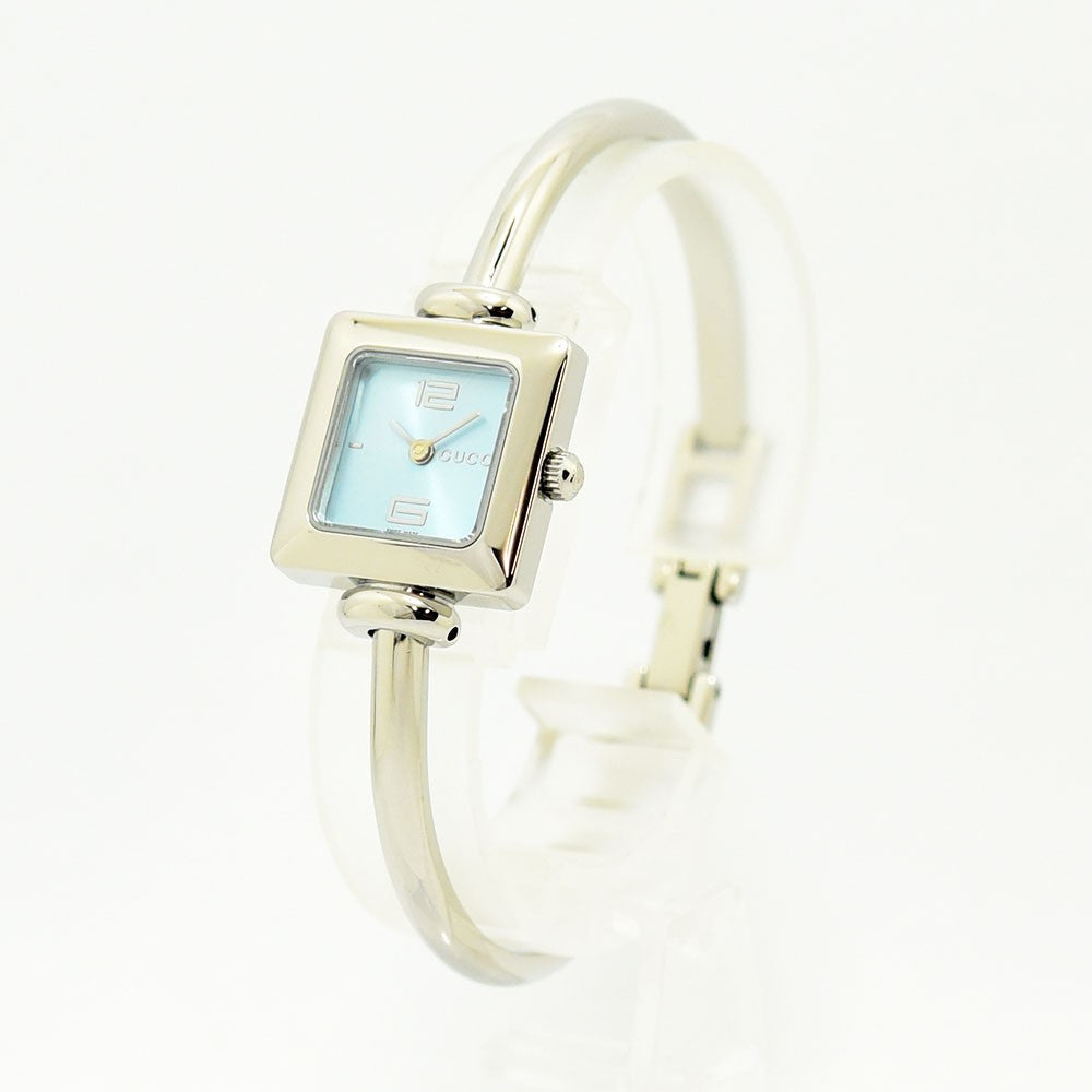 VINTAGE WATCHES FASHIONのGUCCI 1900Lレディース腕時計。ライトブルーのスクエア文字盤とシルバーのステンレス製バングルブレスレットが特徴の洗練されたデザイン。