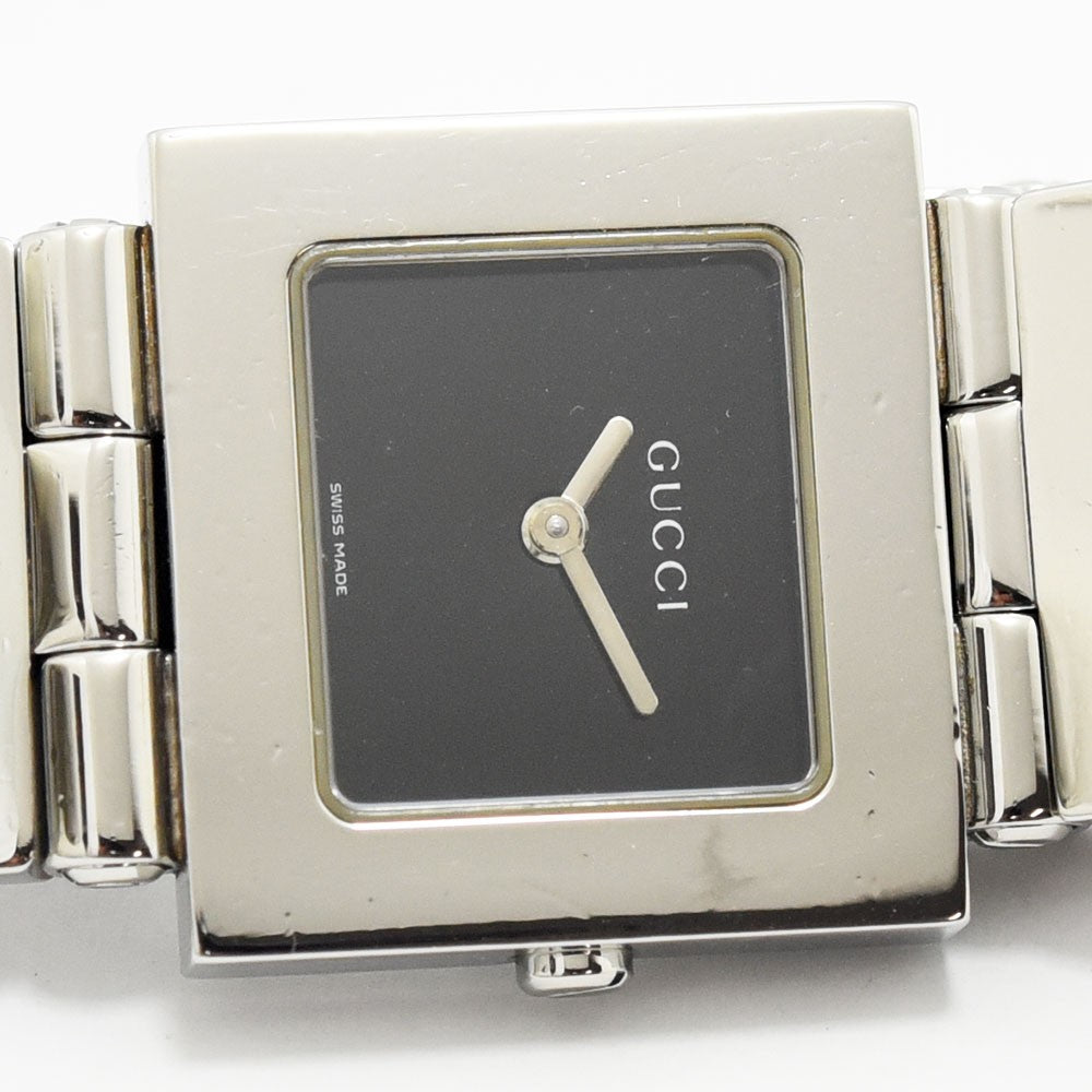 VINTAGE WATCHES FASHIONのGUCCIスクエアフェイスウォッチ。ブラック文字盤とシルバーのステンレススチール製ケースが特徴の洗練された腕時計。