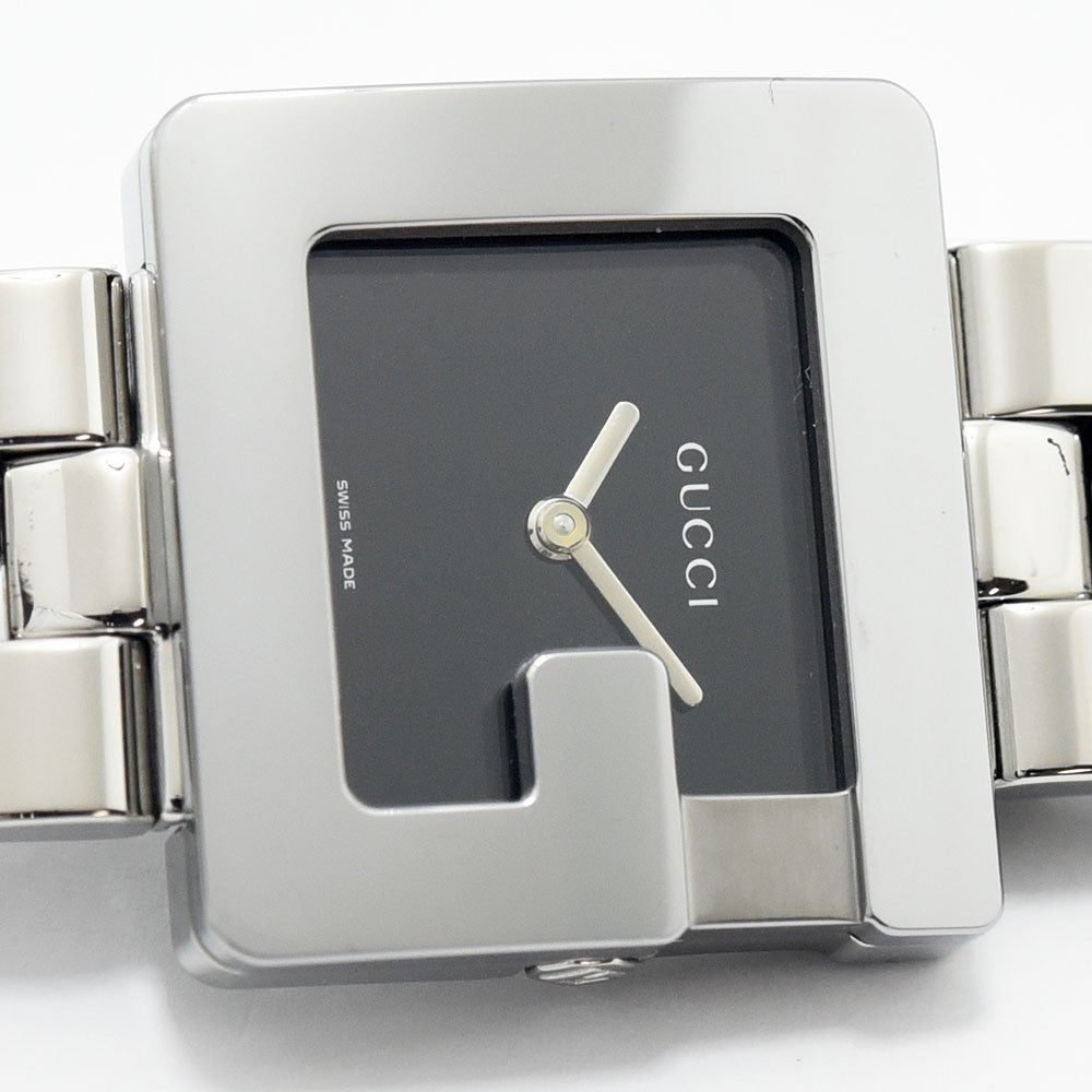 VINTAGE WATCHES FASHIONのGUCCIスクエアフェイス腕時計。ブラック文字盤にGモチーフが特徴のステンレススチール製。