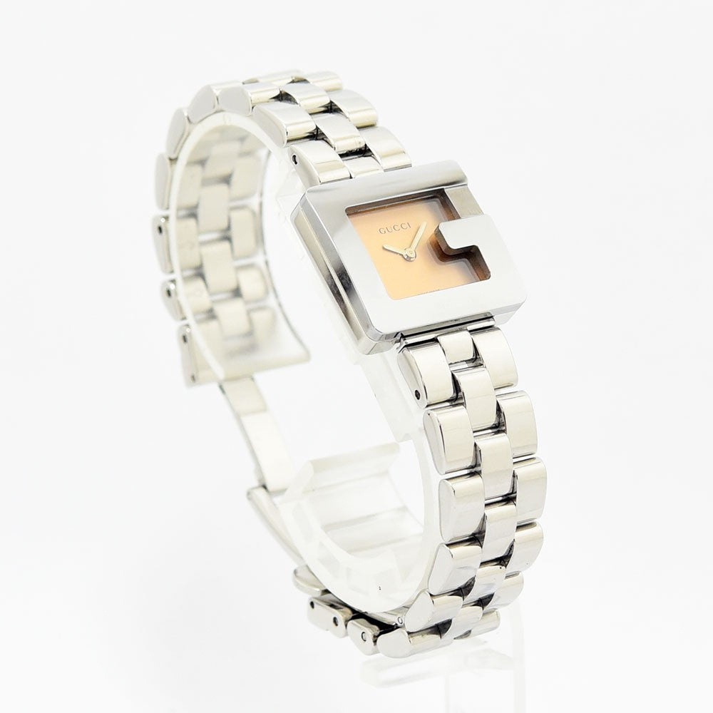 VINTAGE WATCHES FASHIONのGUCCIレディース腕時計。Gロゴのスクエアケースとシャンパンゴールド文字盤が特徴のステンレス製ウォッチ。