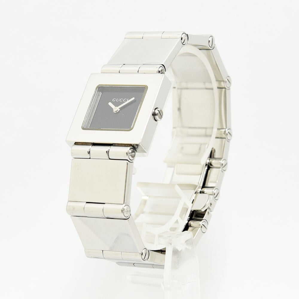 VINTAGE WATCHES FASHIONのGUCCIスクエアフェイス腕時計。シルバーのステンレススチール製でブラック文字盤が特徴の洗練されたデザイン。