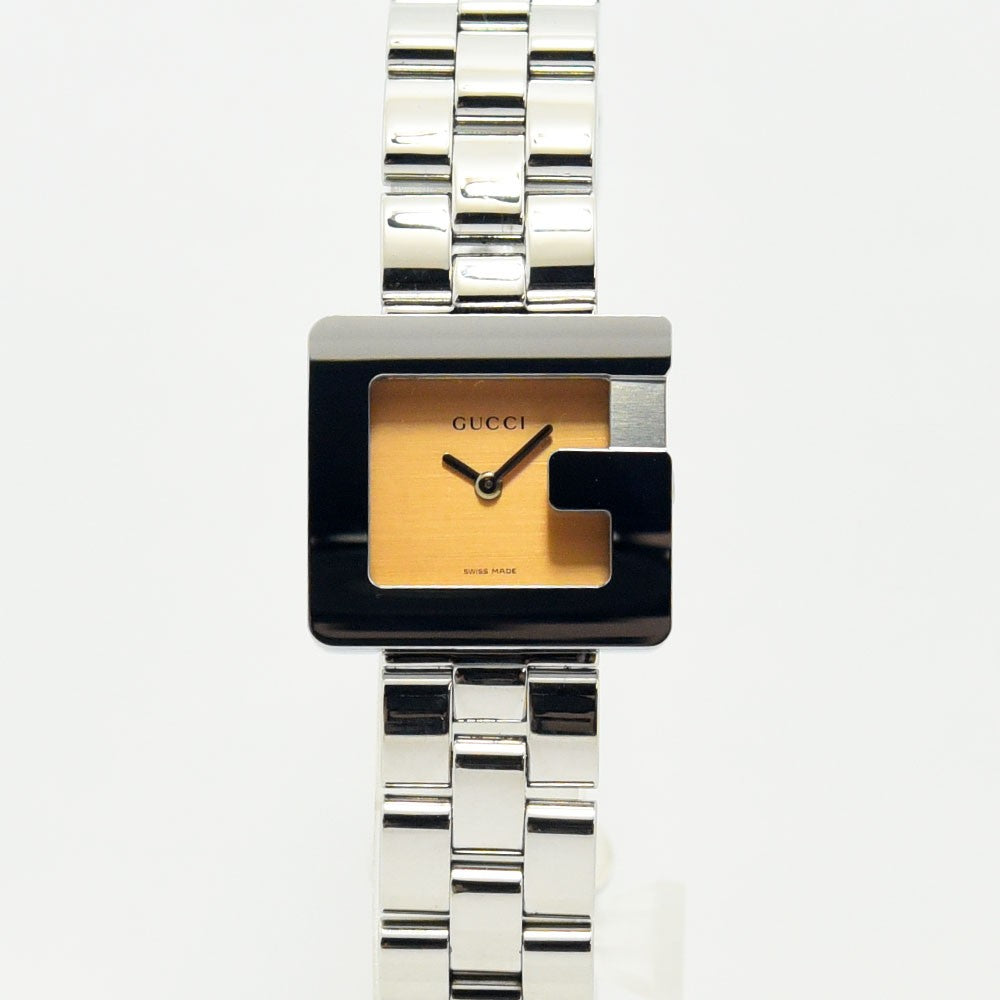 VINTAGE WATCHES FASHIONのGUCCIレディース腕時計。Gロゴを象ったスクエアケースとシャンパンゴールドの文字盤が特徴のステンレススチール製モデル。