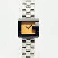 VINTAGE WATCHES FASHIONのGUCCIレディース腕時計。Gロゴを象ったスクエアケースとシャンパンゴールドの文字盤が特徴のステンレススチール製モデル。