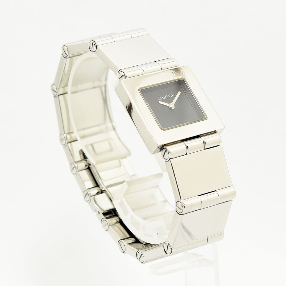 VINTAGE WATCHES FASHIONのGUCCIスクエアフェイス腕時計。シルバーのステンレススチール製でブラック文字盤が特徴。