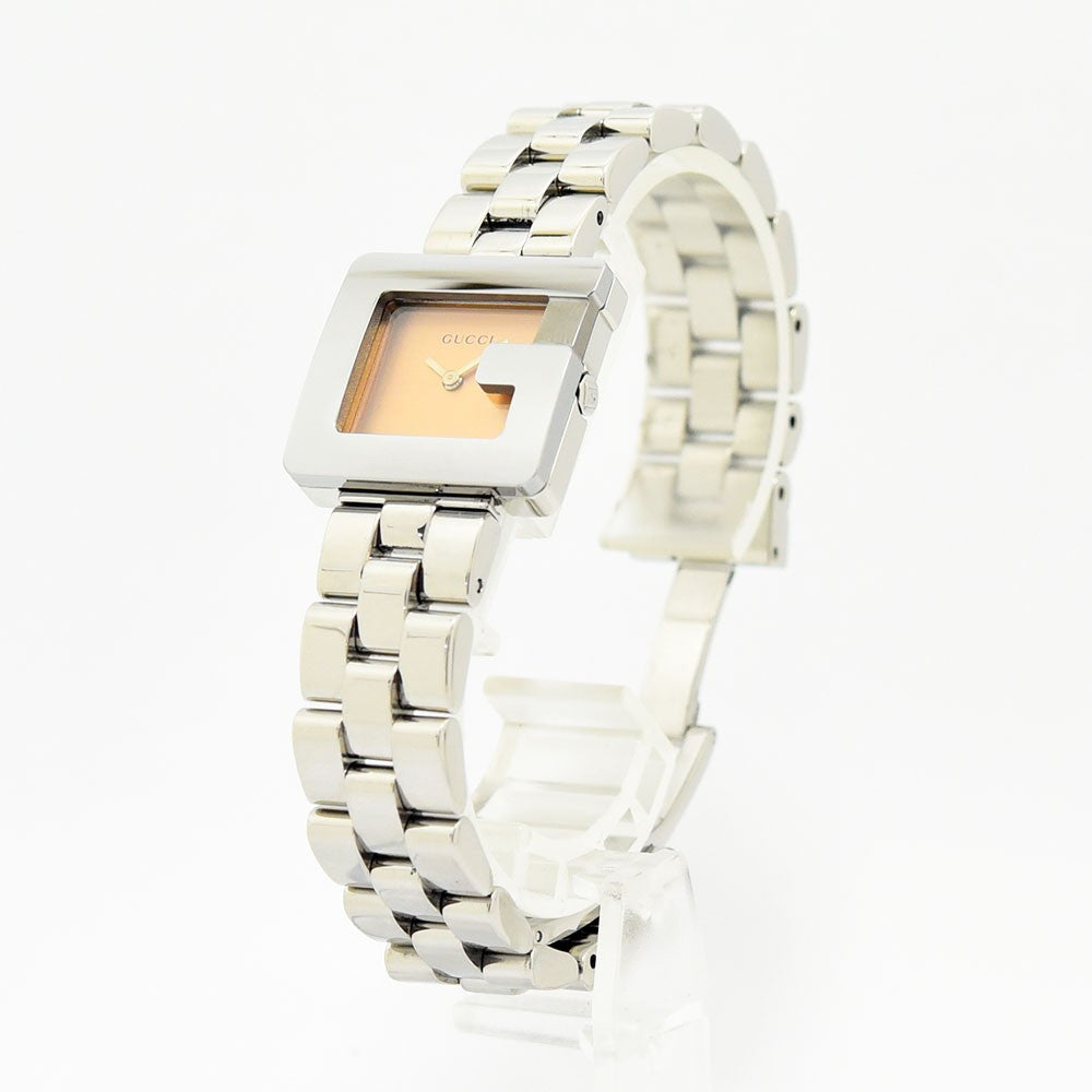 VINTAGE WATCHES FASHIONのGUCCIレディース腕時計。Gロゴを象ったスクエアケースとシャンパンゴールドの文字盤が特徴のステンレススチール製ウォッチ。