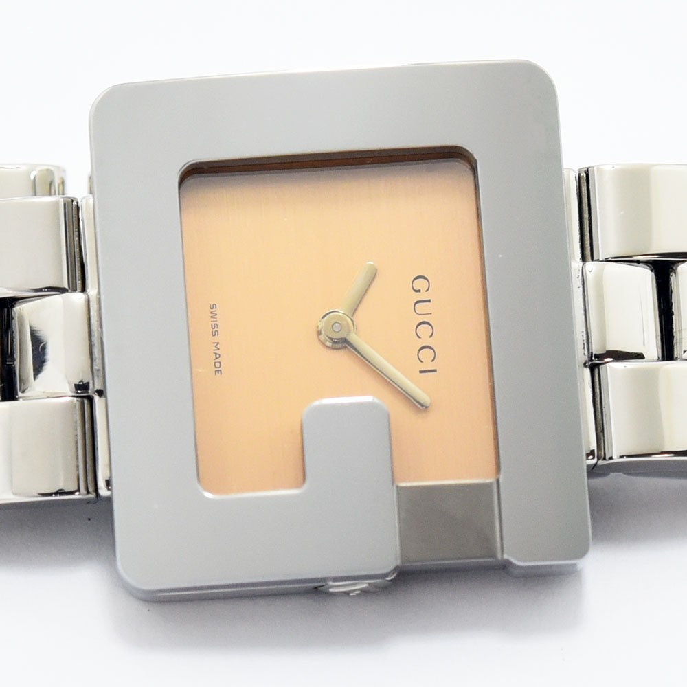 VINTAGE WATCHES FASHIONのGUCCIレディース腕時計。Gロゴを象ったスクエアケースとシャンパンゴールドの文字盤が特徴のステンレススチール製ウォッチ。