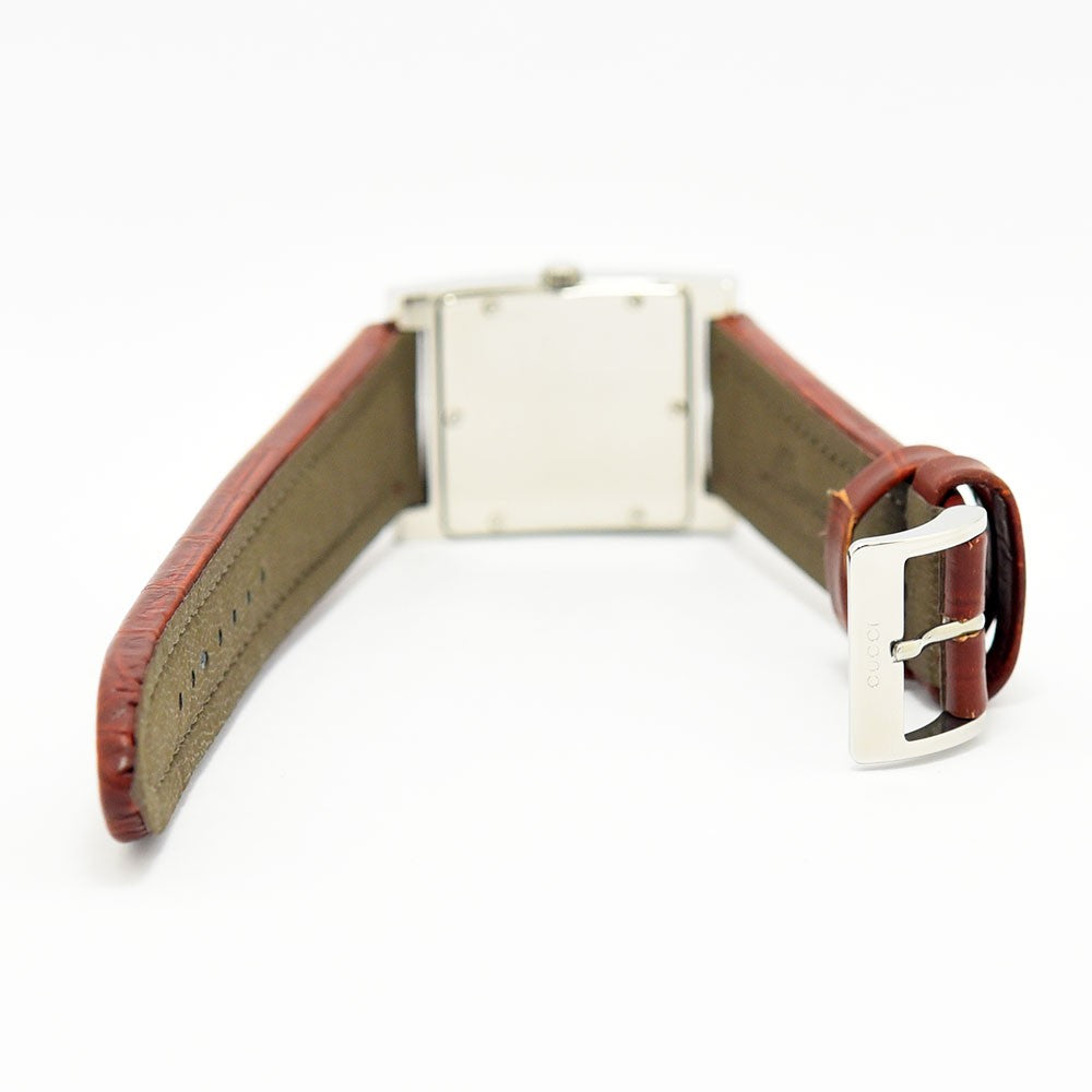 VINTAGE WATCHES FASHIONのグッチ製スクエア型腕時計。ブラウンの型押しレザーベルトとシルバーのステンレスケースの背面。