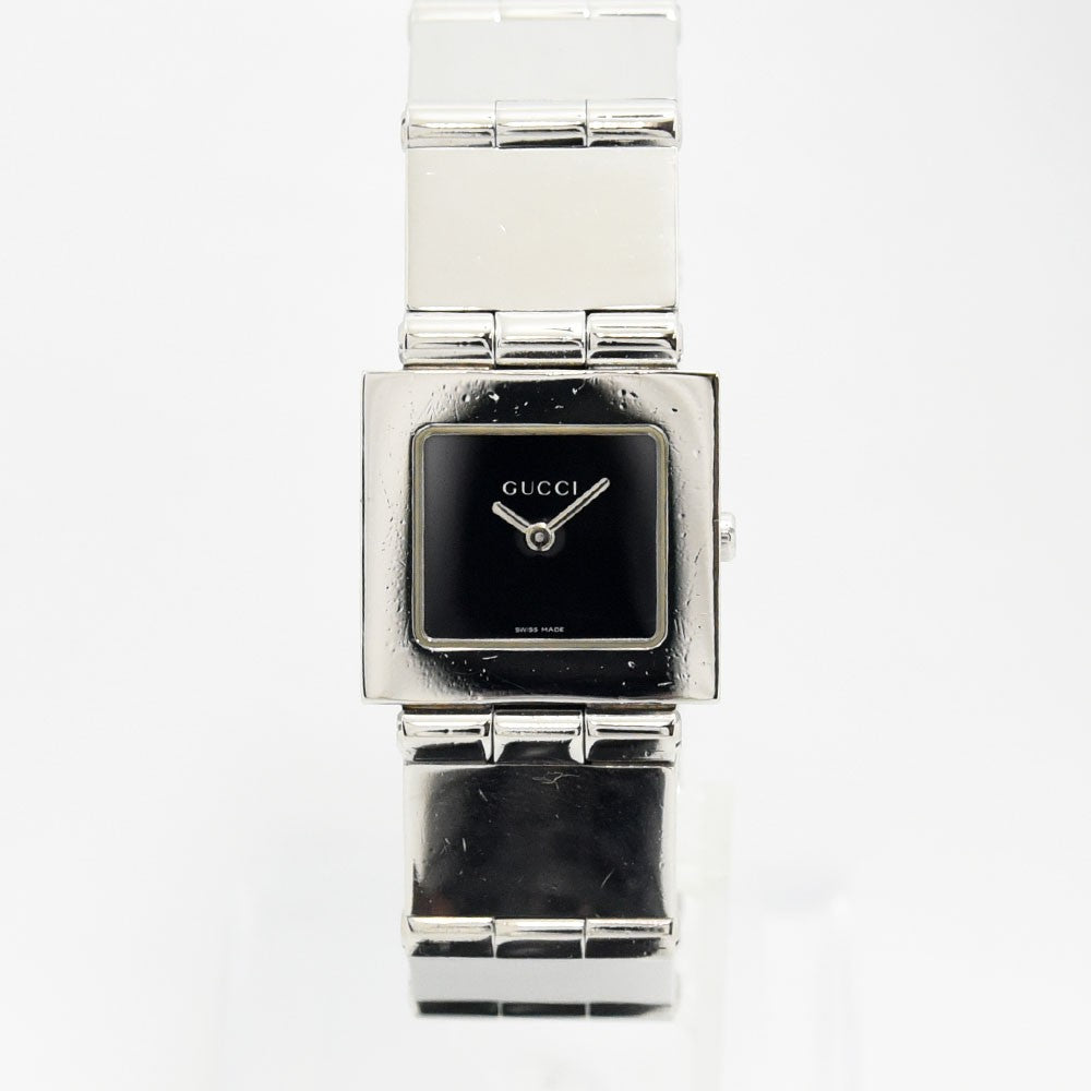 VINTAGE WATCHES FASHIONのGUCCIスクエアフェイスウォッチ。ブラック文字盤とシルバーのステンレススチールブレスレットが特徴の洗練された腕時計。