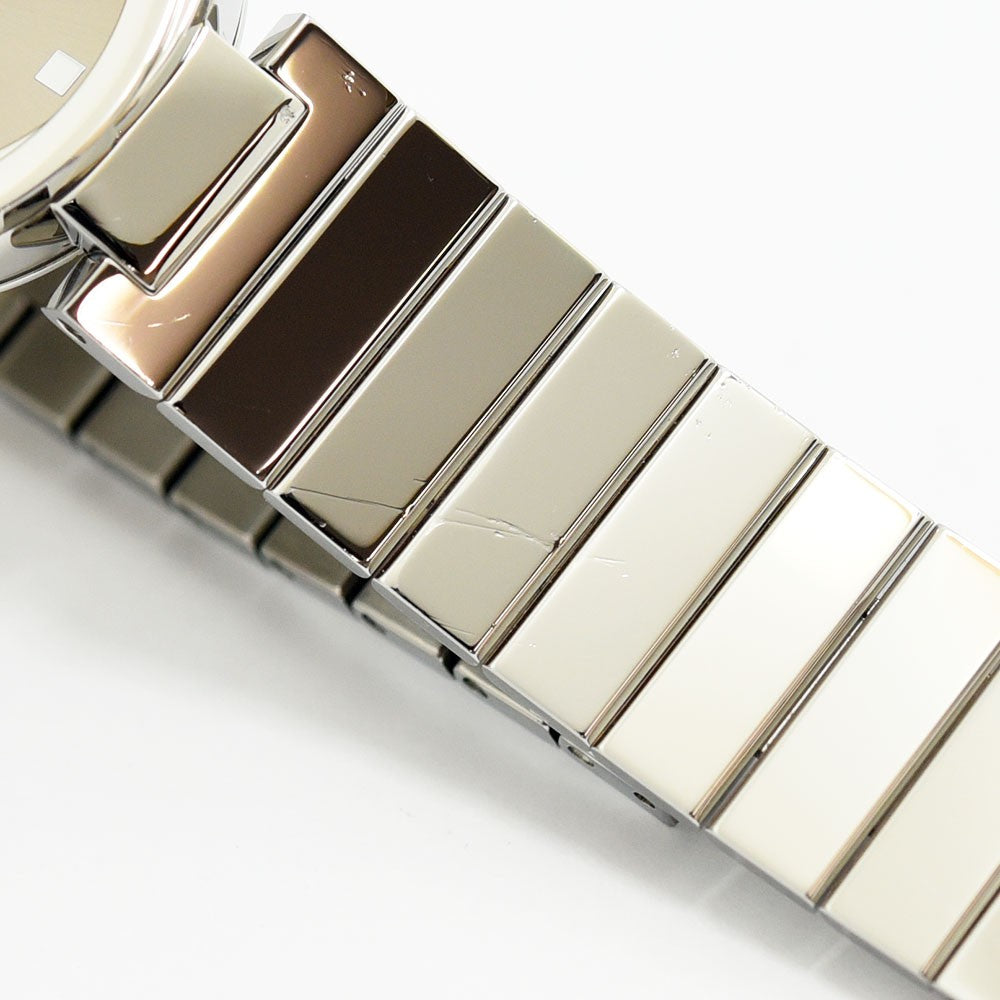 VINTAGE WATCHES FASHIONのGUCCIインターロッキングG腕時計、光沢のあるステンレススチール製ブレスレットのクローズアップ