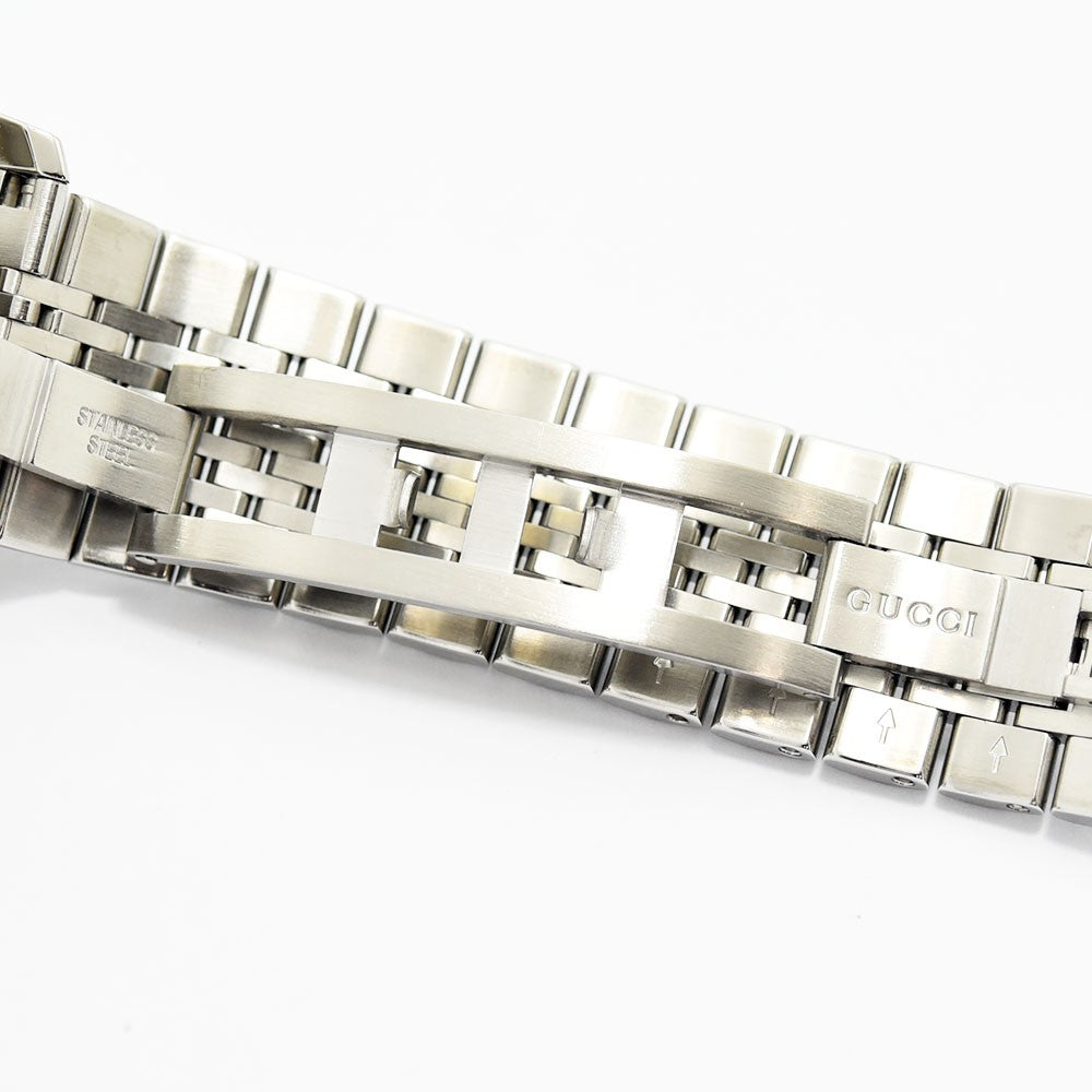 VINTAGE WATCHES FASHIONのGUCCIステンレススチール製腕時計のブレスレットとバックル部分のクローズアップ
