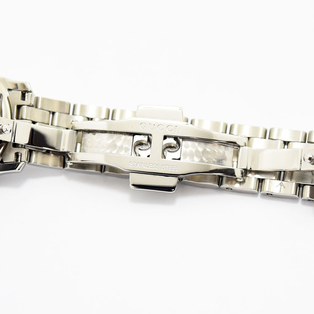 VINTAGE WATCHES FASHIONのGucci 5500L腕時計のステンレススチール製バックル部分のクローズアップ