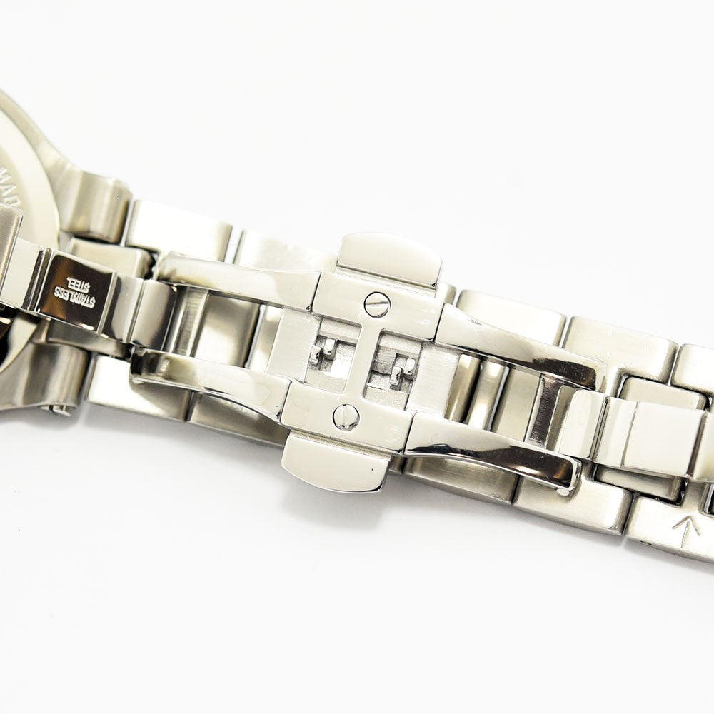 VINTAGE WATCHES FASHIONのGucciステンレススチール製腕時計のバックル部分。高級感のあるシルバーの三つ折れ式クラスプ。