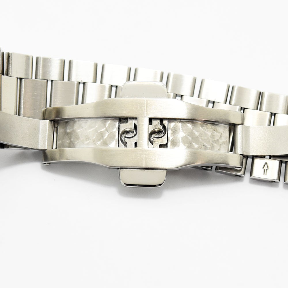 VINTAGE WATCHES FASHIONのGUCCIステンレススチール製腕時計のバックル部分。ブランドロゴが刻印されたシルバーカラーのメタルベルト。