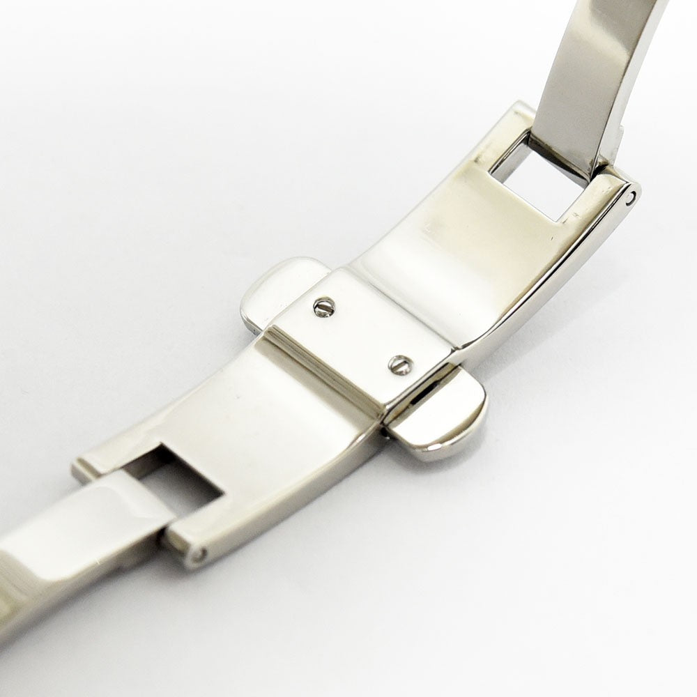 VINTAGE WATCHES FASHIONのGUCCI 8900Lレディース腕時計に使用されているステンレススチール製プッシュ式バックルのクローズアップ