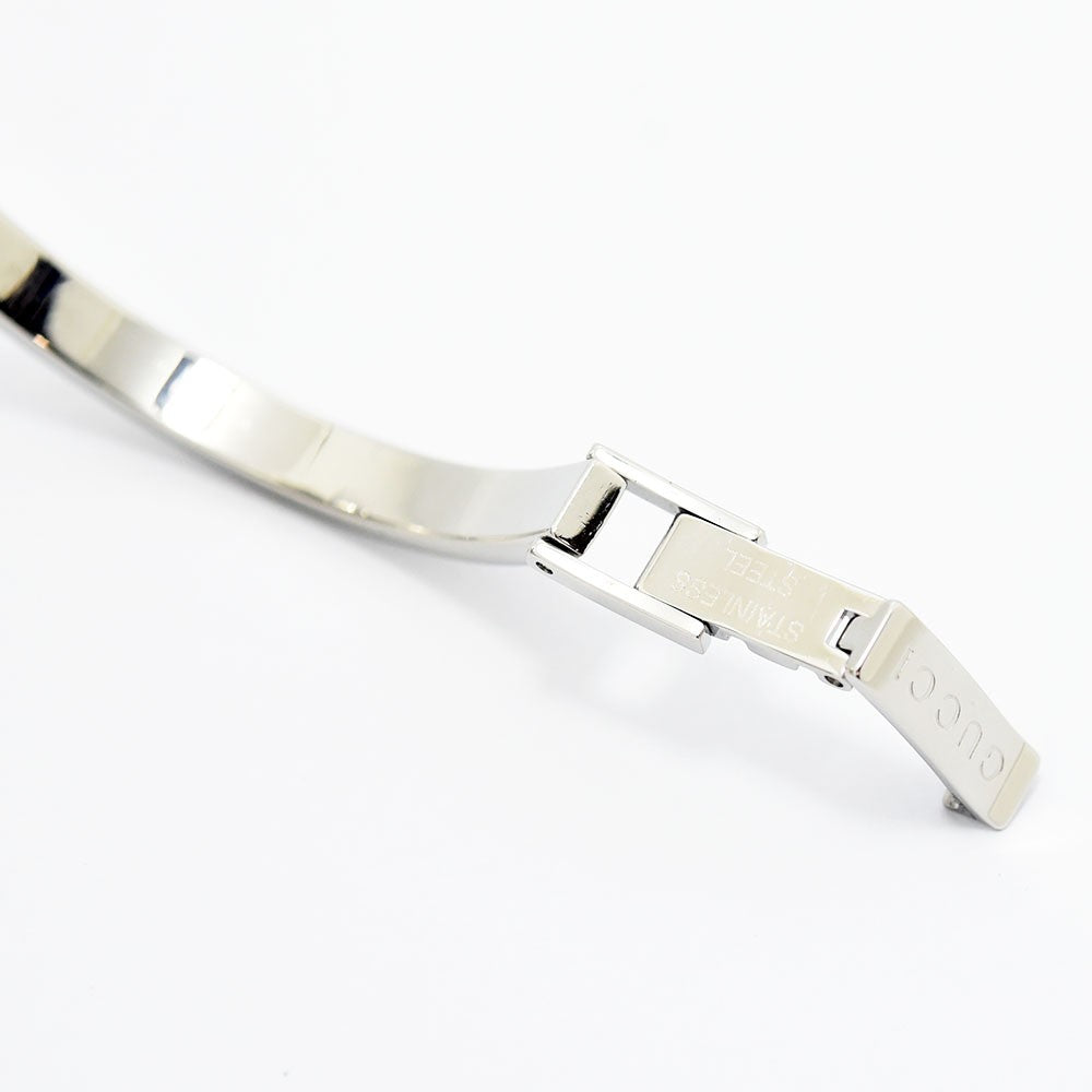 VINTAGE WATCHES FASHIONのGucciレディースバングルウォッチ、シルバーのステンレススチール製留め具部分のクローズアップ