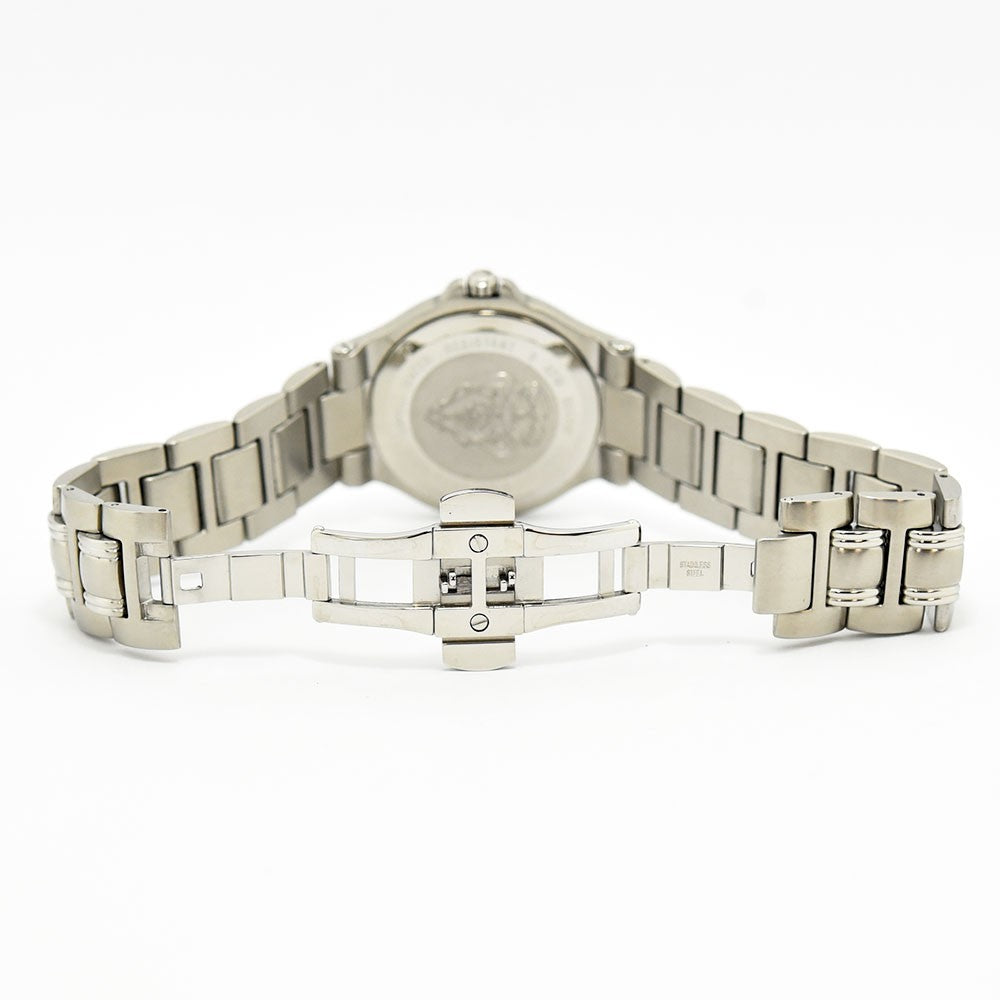 VINTAGE WATCHES FASHIONのGucciステンレススチール製腕時計の背面と開いたバックル部分