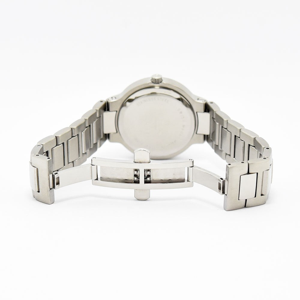 VINTAGE WATCHES FASHIONのGUCCI 8900Mメンズ腕時計。シルバーのステンレススチール製ブレスレットと三つ折れ式バックルの背面図。