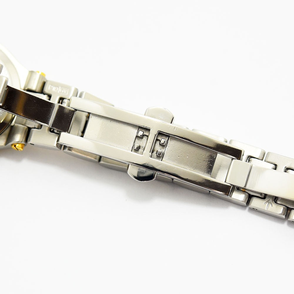 VINTAGE WATCHES FASHIONのGucciレディース腕時計9040L、シルバーとゴールドのステンレススチール製ブレスレットのバックル部分