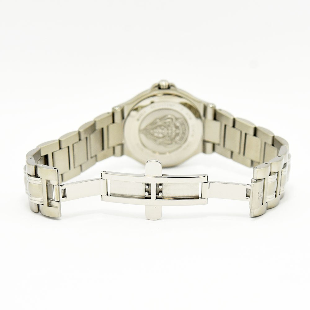 VINTAGE WATCHES FASHIONのGucciステンレススチール製腕時計、プッシュ式バックルを開いた背面からの詳細図