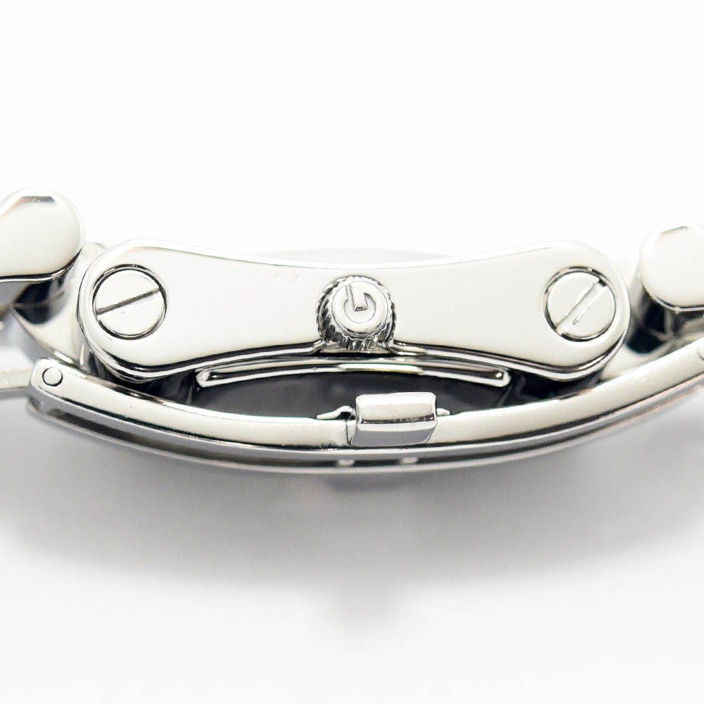 VINTAGE WATCHES FASHIONのGucciレディース腕時計2305L、シルバーのステンレススチール製バックルとロゴ入りリューズのクローズアップ
