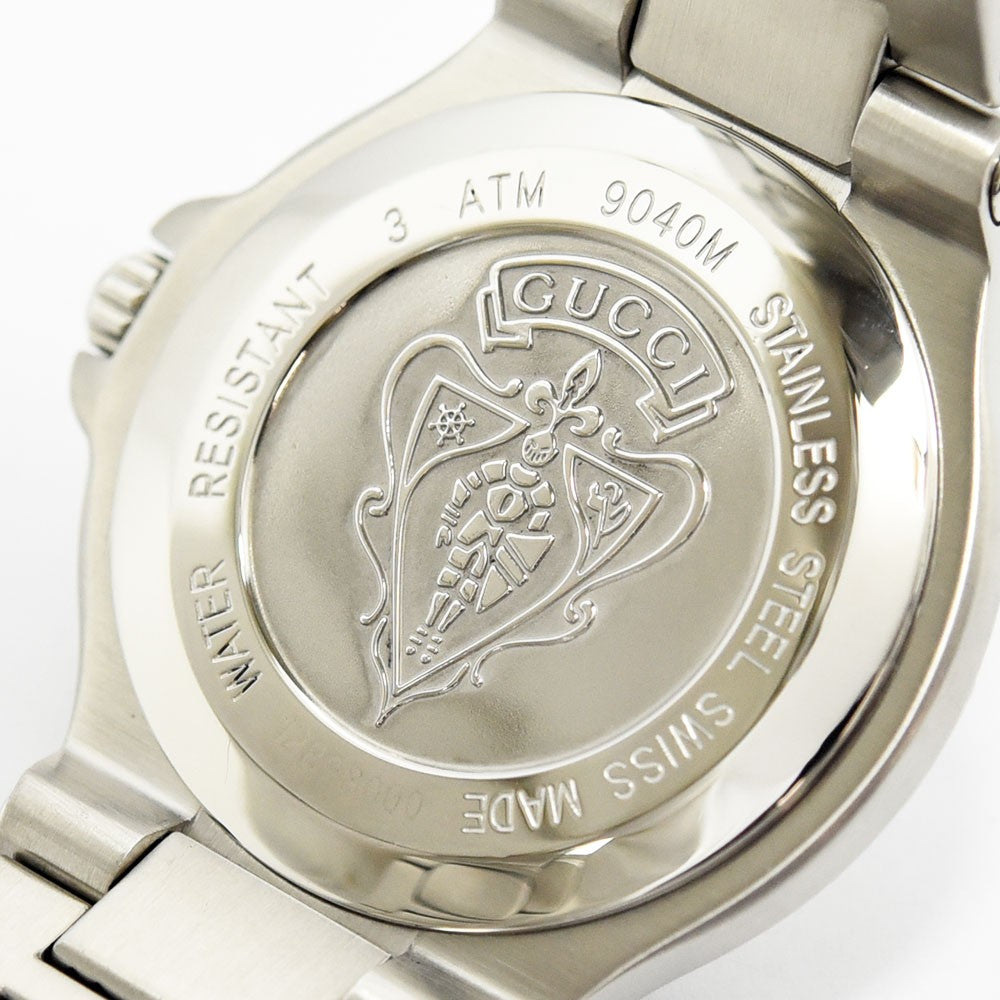 VINTAGE WATCHES FASHIONのGucciステンレススチール製腕時計の裏蓋。中央にブランドロゴと紋章が刻印されたシルバーのケースバック。