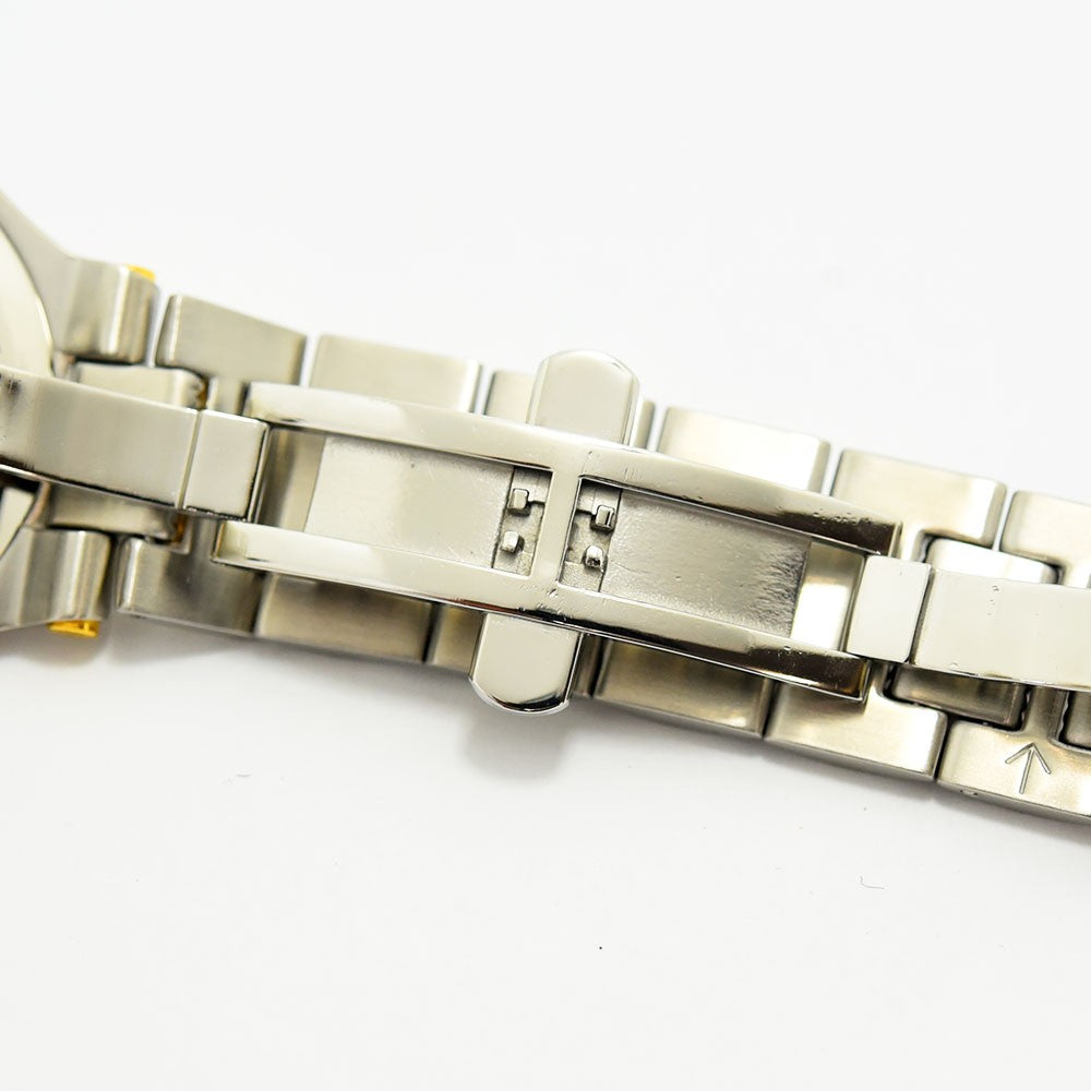VINTAGE WATCHES FASHIONのGUCCIヴィンテージ腕時計、シルバーのステンレススチール製ブレスレットと留め具のクローズアップ