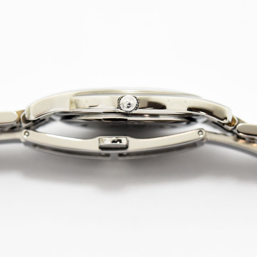 VINTAGE WATCHES FASHIONのGUCCI 5500Mメンズ腕時計。シルバーのステンレススチール製ケースとブレスレットの側面。