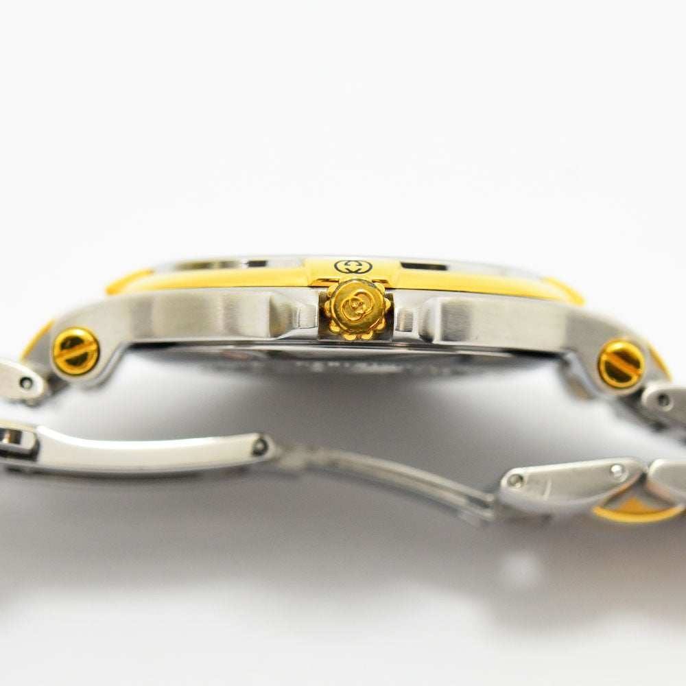 VINTAGE WATCHES FASHIONのGUCCIヴィンテージ腕時計。シルバーとゴールドのコンビカラーが輝くステンレススチール製ケースの側面。
