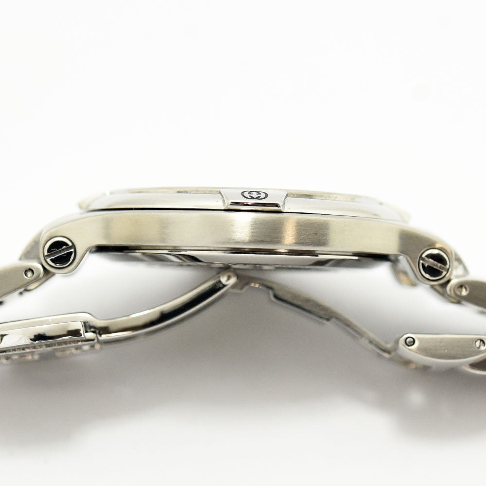 VINTAGE WATCHES FASHIONのGucciステンレススチール製腕時計の側面図。ロゴ入りベゼルとブレスレットのディテール。