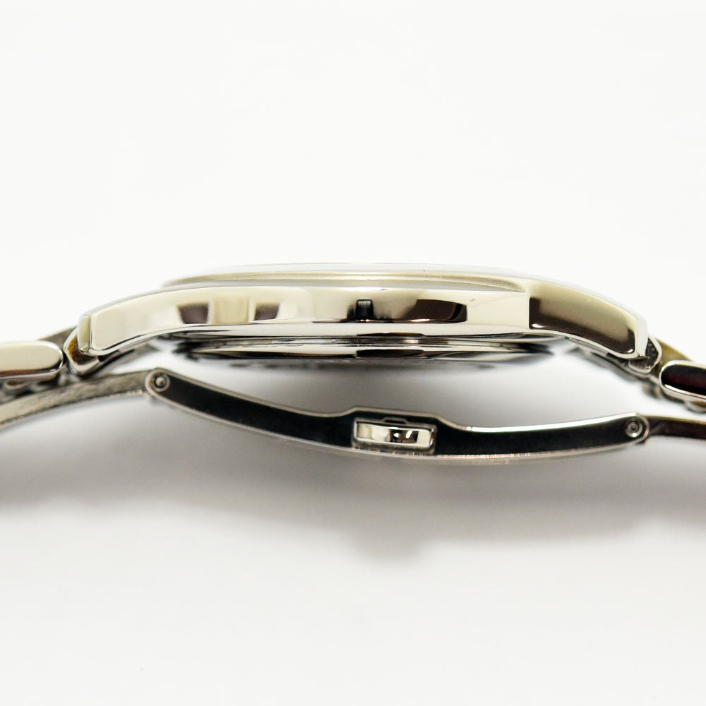 VINTAGE WATCHES FASHIONのGUCCI 5500Mメンズ腕時計、シルバーのステンレススチール製ケースとブレスレットの側面ビュー