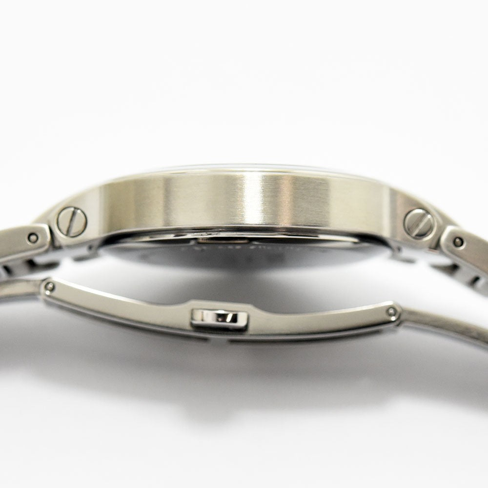 VINTAGE WATCHES FASHIONのGUCCI 8900Mメンズ腕時計、シルバーのステンレススチール製ケースとブレスレットの側面ビュー